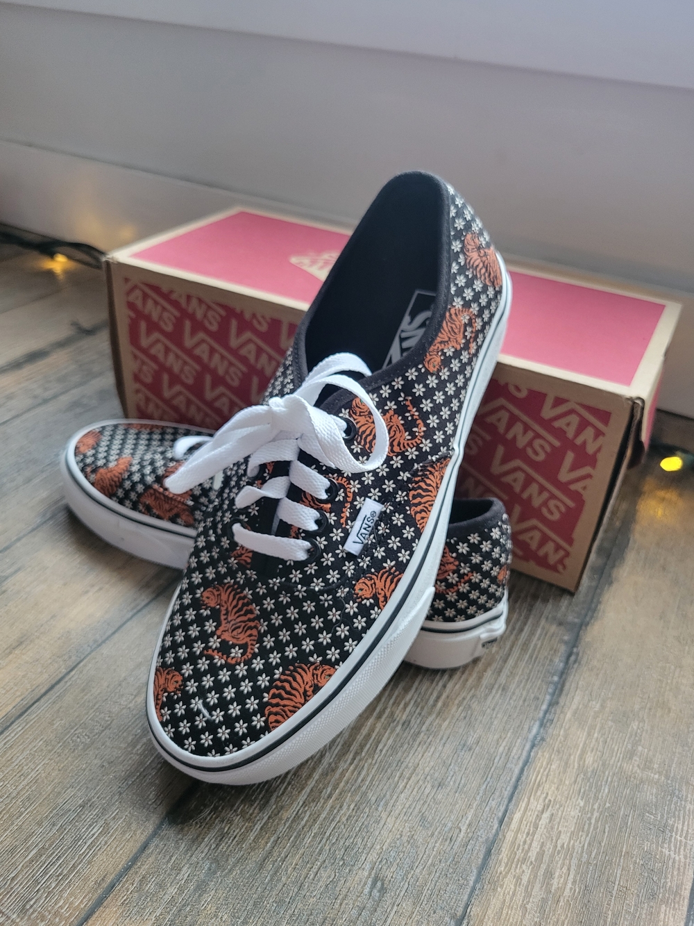 BNIB Vans Black Canvas Low-top Sneakers with Tiger Floral Print (W8/M6.5)